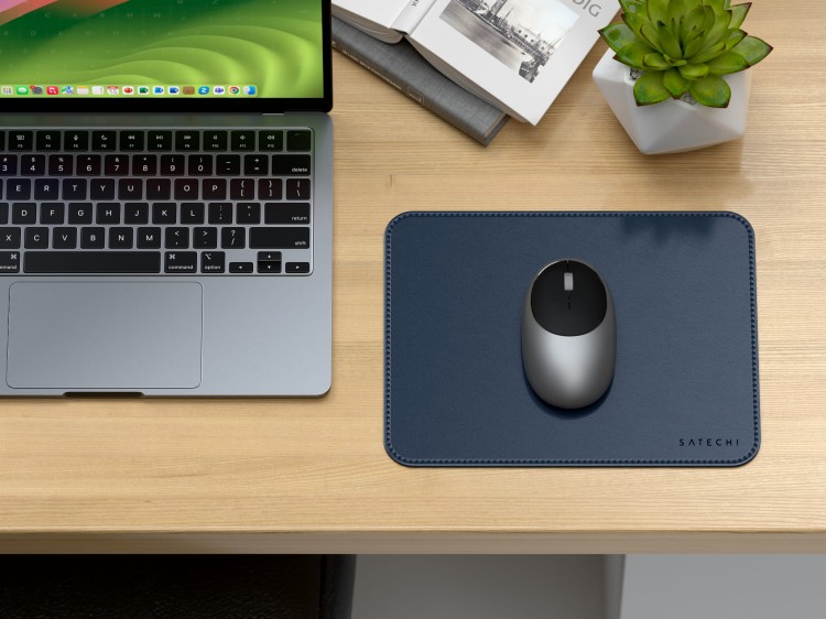 SATECHI_ECOLEATHER_MOUSEPAD_Blue_ENV1.jpg