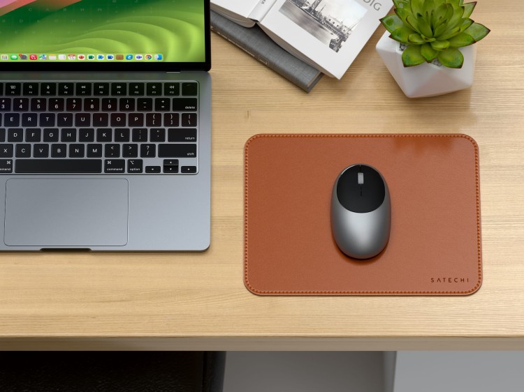 SATECHI_ECOLEATHER_MOUSEPAD_Brown_ENV1.jpg