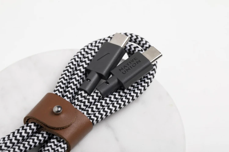 C to C Cable 1.2m Lifestyle B.jpg