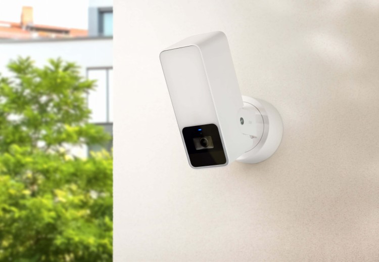 Eve-Outdoor-Cam-White_Edition-Lifestyle-1.jpg