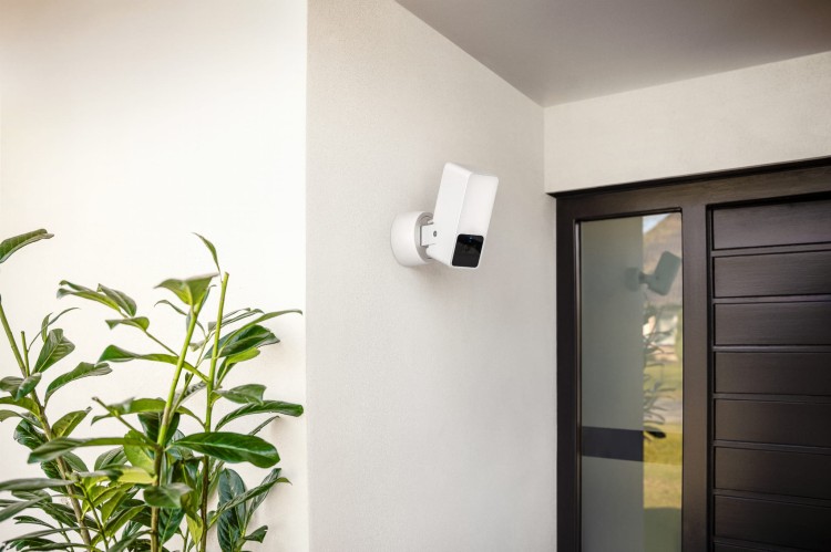 Eve-Outdoor-Cam-White-Edition-Lifestyle-3.jpg