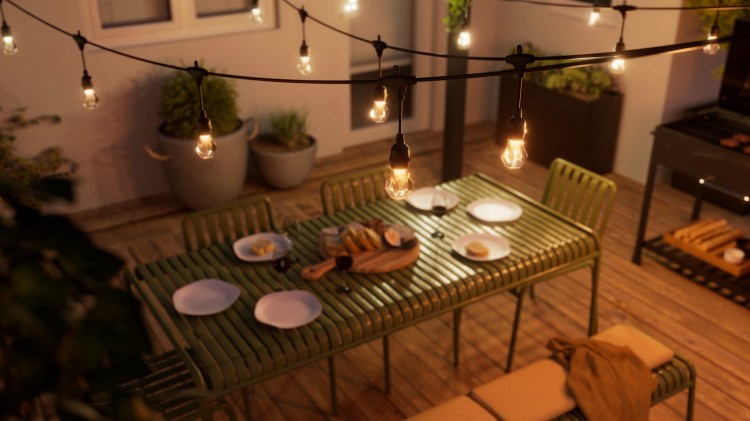 OutdoorLightStrips_WarmWhites_EU_Backyard_Closeup_4000x2250px.jpg