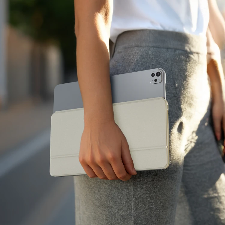 OntheGo Keyboard Lifestyle Sand 3000x3000 5_1.jpg