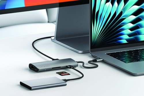 Lifestyle_Spacegray_White table_CMYK.jpg